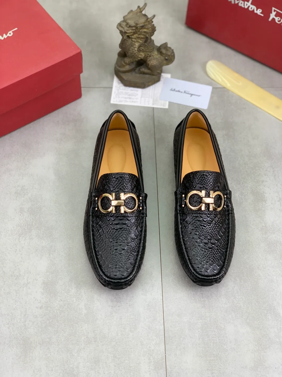 Men's Men's Shoes💰P380💰[New Style] Water-dyed Pigli 🆘(Available for own brands) [Salvatore Ferragamo] Ferragamo's latest casual beanie shoes for men! Available at counters simultaneously! The fabric is made of specially imported original calfskin, and the interior is made of imported water-dyed pigskin. It is absolutely luxurious and leads the fashion trend. Matching code: 38-45 black optional